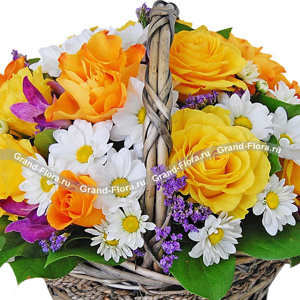 Весенний привет - корзинка из роз,хризантем и статицы