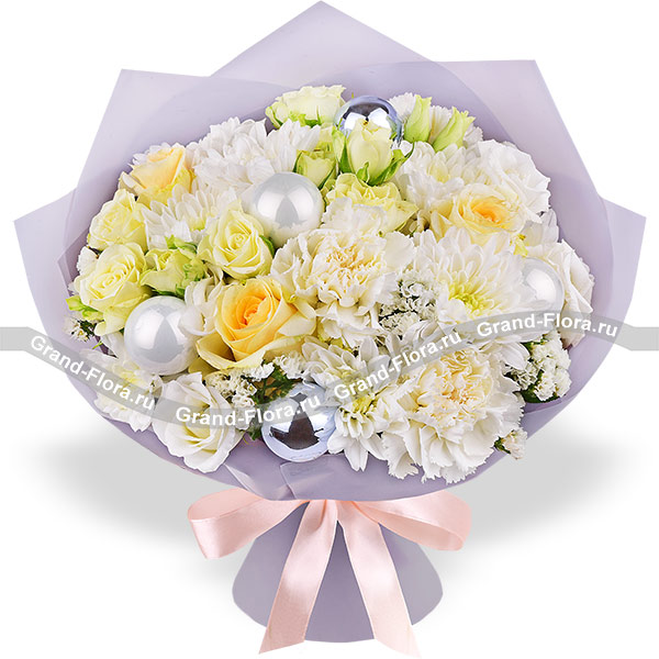 Серебряный блеск – букет с белой хризантемой и эустомой