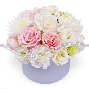 Девичьи сны - коробка с розовыми розами и белыми тюльпанами