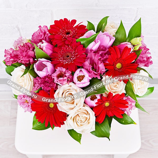 Сладкий звон - коробка с белыми розами и розовыми тюльпанами