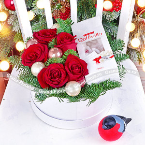 Волшебство зимы - коробка с красными розами и шариками
