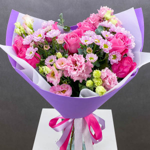 Воплощение красоты- букет из хризантем, эустом и роз
