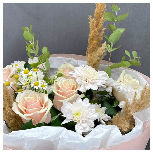 Удивительная нежность – букет с розами и хризантемами